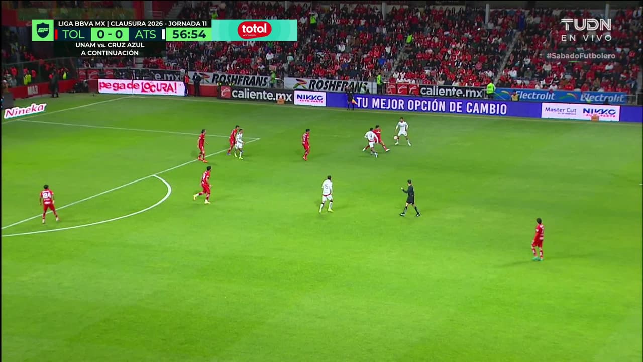 ¡CERCA! Víctor Arteaga disparó que se estrella en el poste.