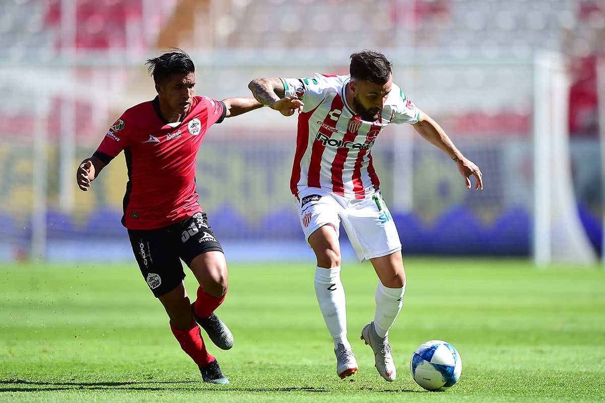 Necaxa afrontó gran parte del partido con un jugador menos, luego de la expulsión del defensa Luis Gallegos (derecha) al minuto 39.