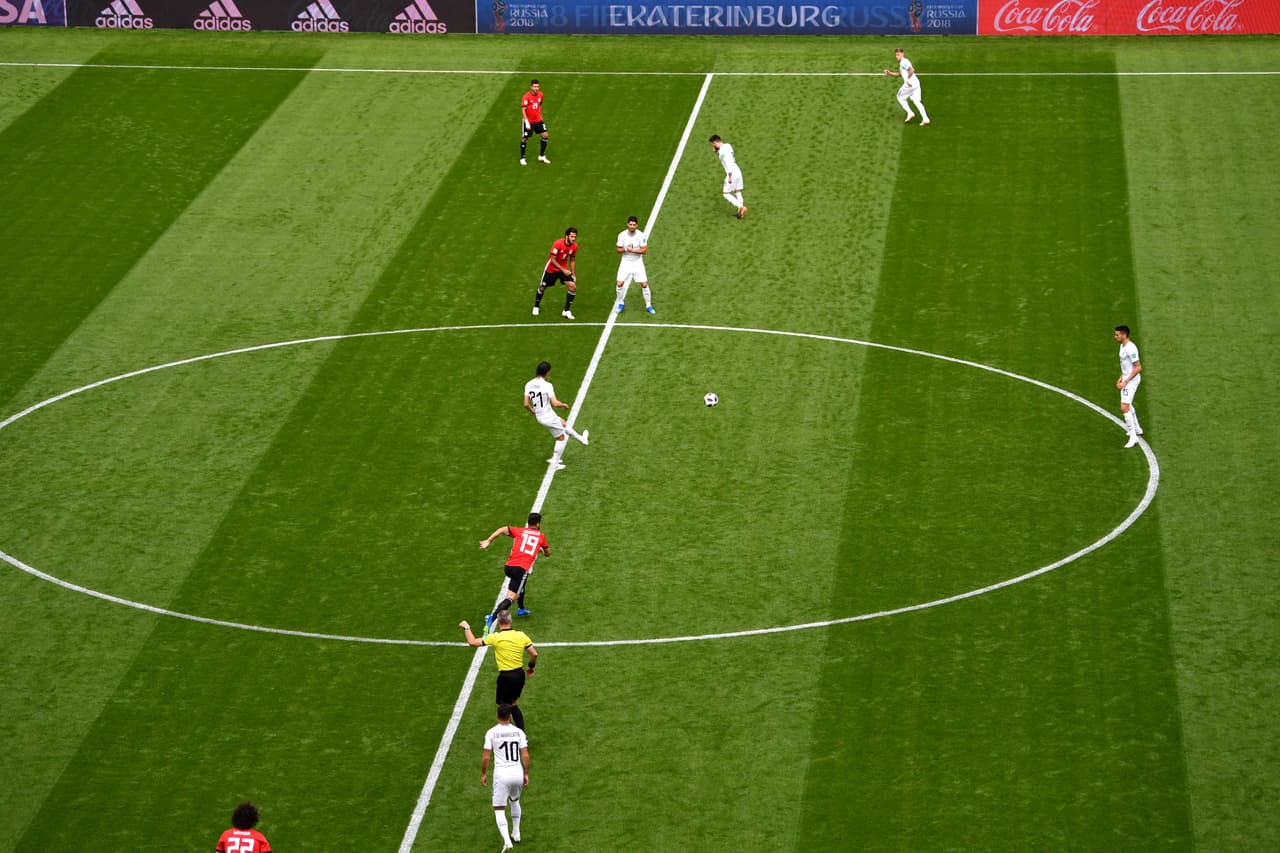 En el saque inicial quedó claro que la iniciativa del juego la tendría Uruguay, aunque sin eficiencia en la primera parte.