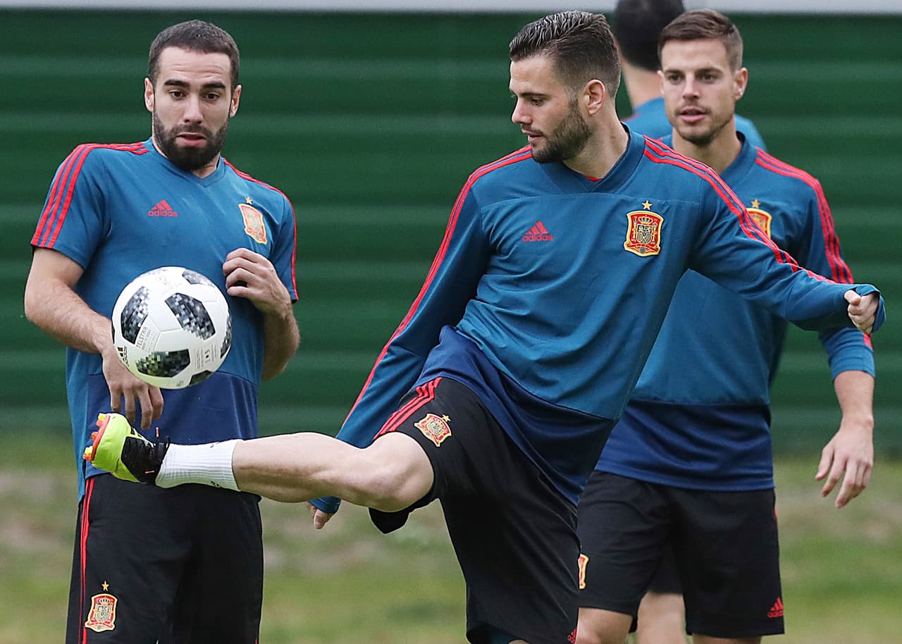 Dani Carvajal, detrás a la izquierda, observa a Nacho hacer el control de balón. La defensa hispana necesita hacer un partido sin errores para evitar una sorpresa pues no están clasificados todavía.