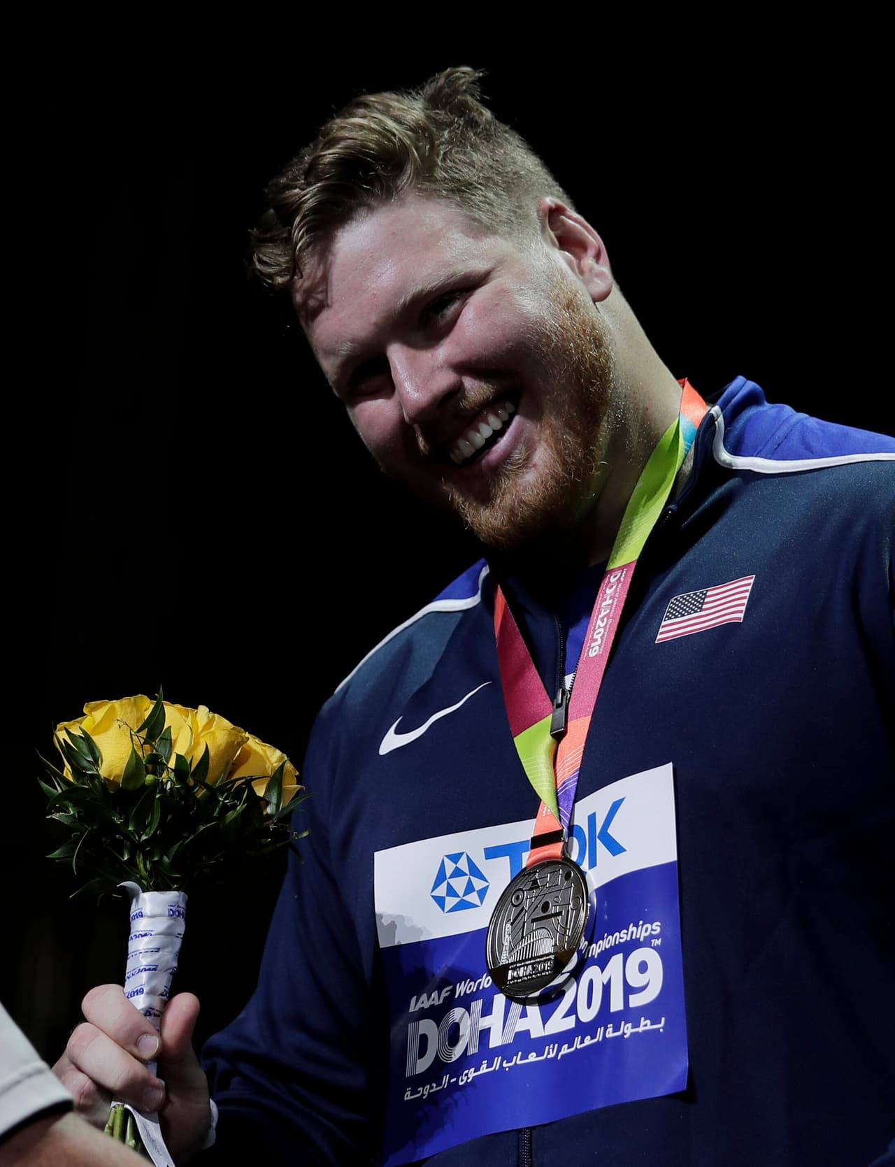 Los atletas comparten la emoción de sus logros en el mundial de atletismo en Doha.