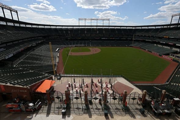 Mientras los ánimos siguen caldeados en Baltimore, los Orioles jugaron contra los Medias Blancas, pero en un estadio vacío, por primera vez en la historia.