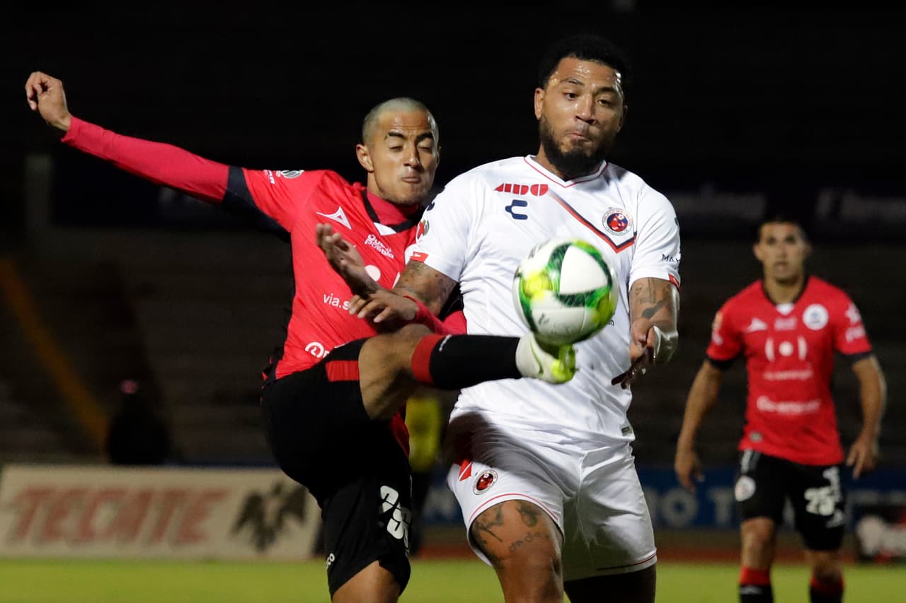 El delantero inglés del equipo porteño Kazim Richards, en plena fabricación de una jugada de peligro, al buscar eludir a un defensor.