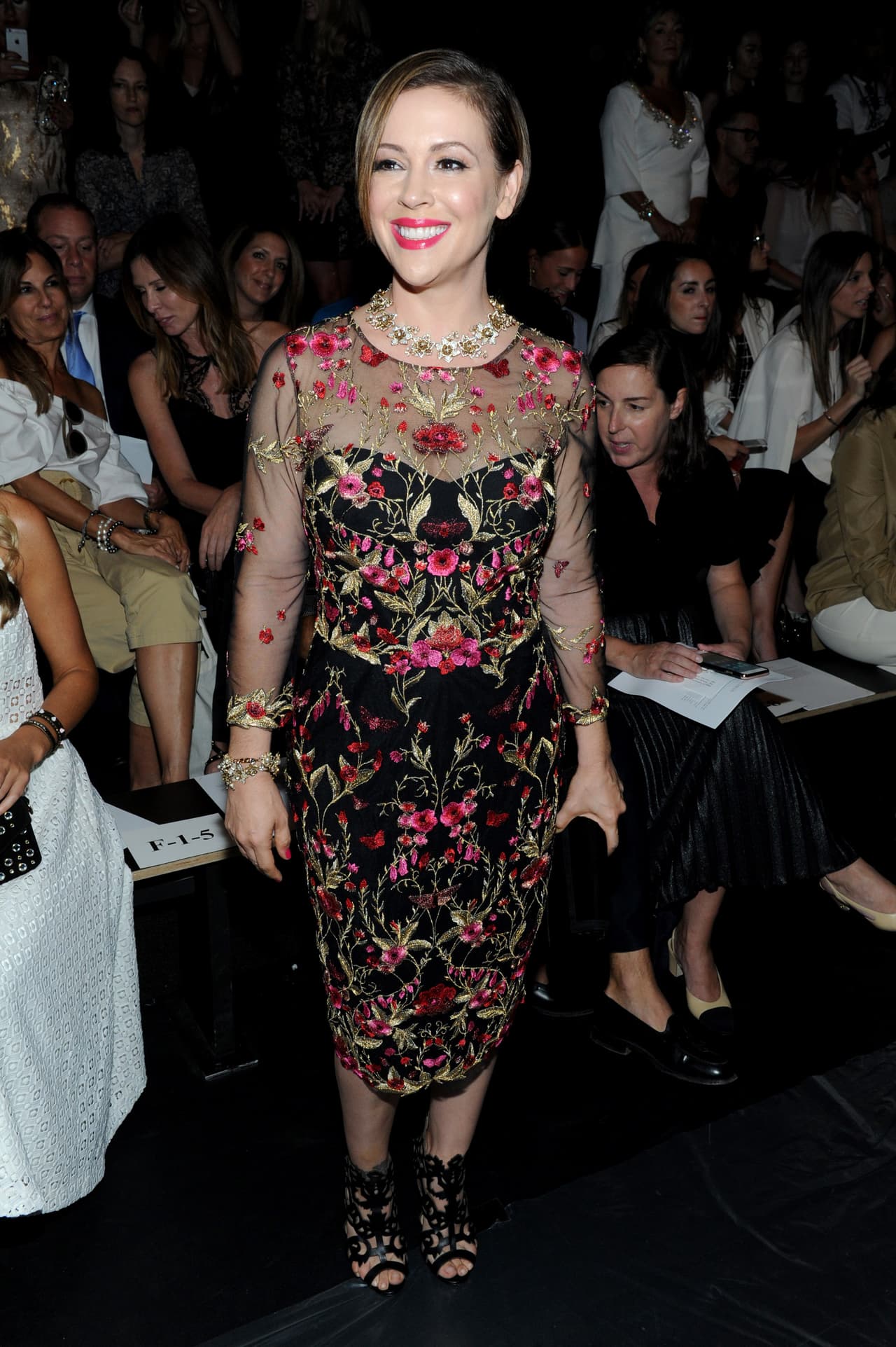 Además de hacerse una carrera en la televisión estadounidense, la hermosa Alyssa Milano tiene una larga historia como seguidora del béisbol e incluso ha tenido romances con deportistas.