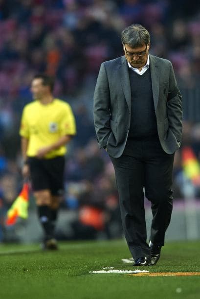 El Barcelona cayó ante valencia en el Camp Nou para fin a una racha de 31 partidos sin perder en casa y dejar la Liga a tiro para ser superado por Atlético de Madrid y Real Madrid luego de haber estado en la punto desde el inicio de la temporada pasada.