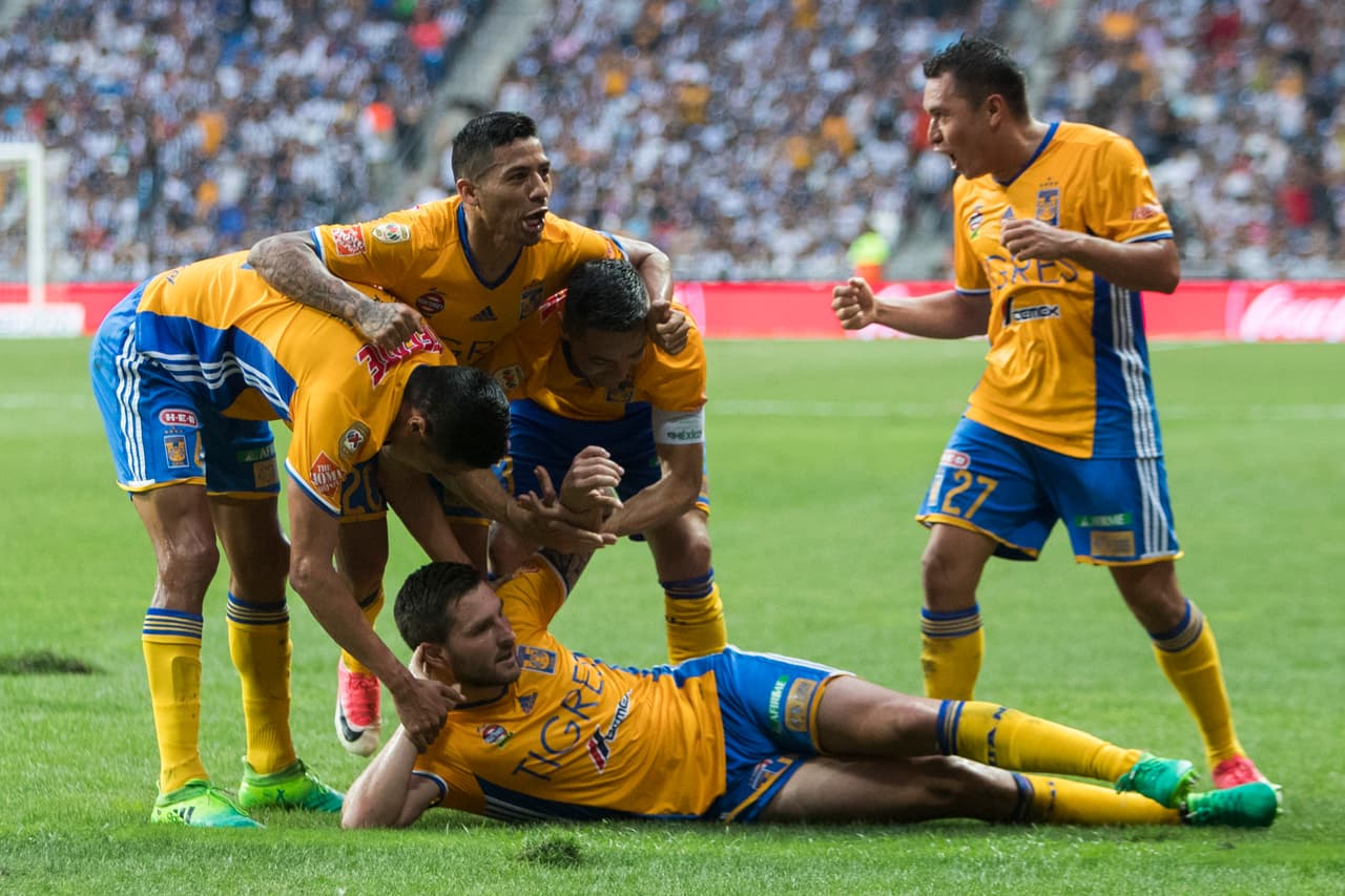 Al minuto 45, Gignac marcó el primero de sus tantos con un tiro libre a 30 metros de distancia. El portero de Monterrey pudo hacer más.