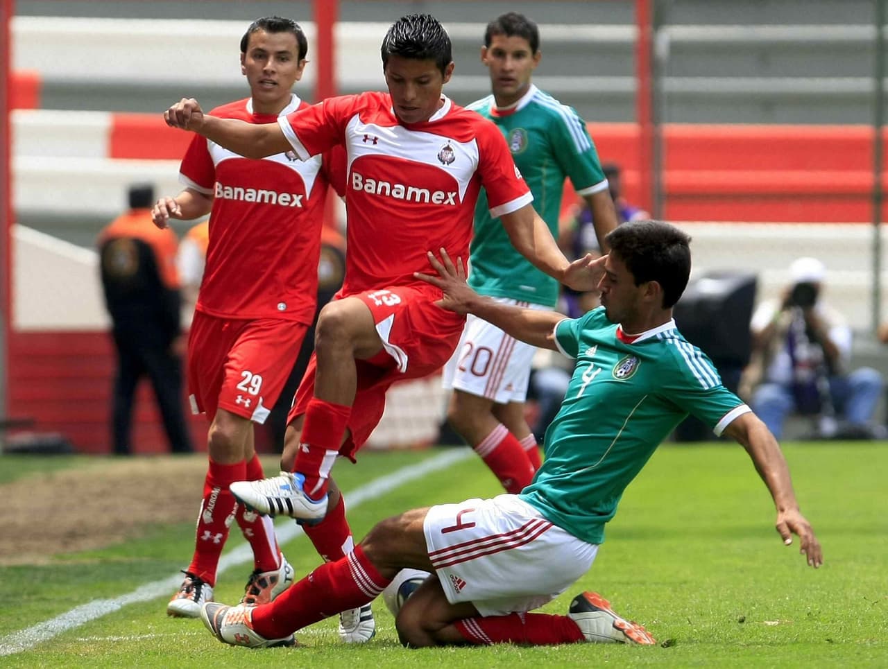Alanis estuvo con el Sub-20 de México en 2009 y su primer llamado al 'Tri' con los mayores fue para la Copa América de 2011, aunque no jugó ningún partido.