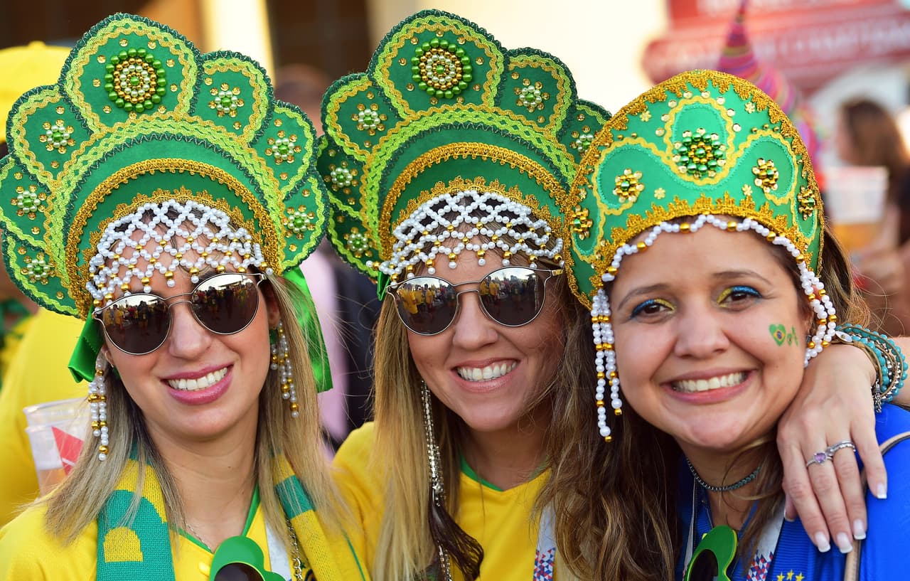 Moscow (Russian Federation), 27/06/2018.- Supporters of Brazil pose prior to the FIFA World Cup 2018 group E preliminary round soccer match between Serbia and Brazil in Moscow, Russia, 27 June 2018. (RESTRICTIONS APPLY: Editorial Use Only, not used in association with any commercial entity - Images must not be used in any form of alert service or push service of any kind including via mobile alert services, downloads to mobile devices or MMS messaging - Images must appear as still images and must not emulate match action video footage - No alteration is made to, and no text or image is superimposed over, any published image which: (a) intentionally obscures or removes a sponsor identification image; or (b) adds or overlays the commercial identification of any third party which is not officially associated with the FIFA World Cup) (Mundial de Fútbol, Brasil, Moscú, Rusia) EFE/EPA/PETER POWELL EDITORIAL USE ONLY