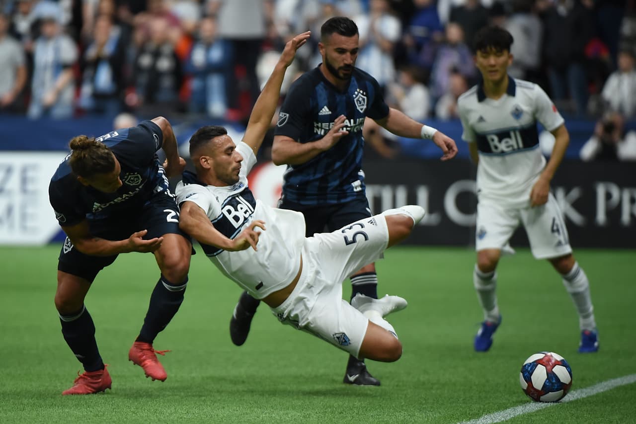 El defensor iraquí de Vancouver Whitecaps Ali Adnan (centro) falló un intento de penal a lo Panenka a los dos minutos del partido.