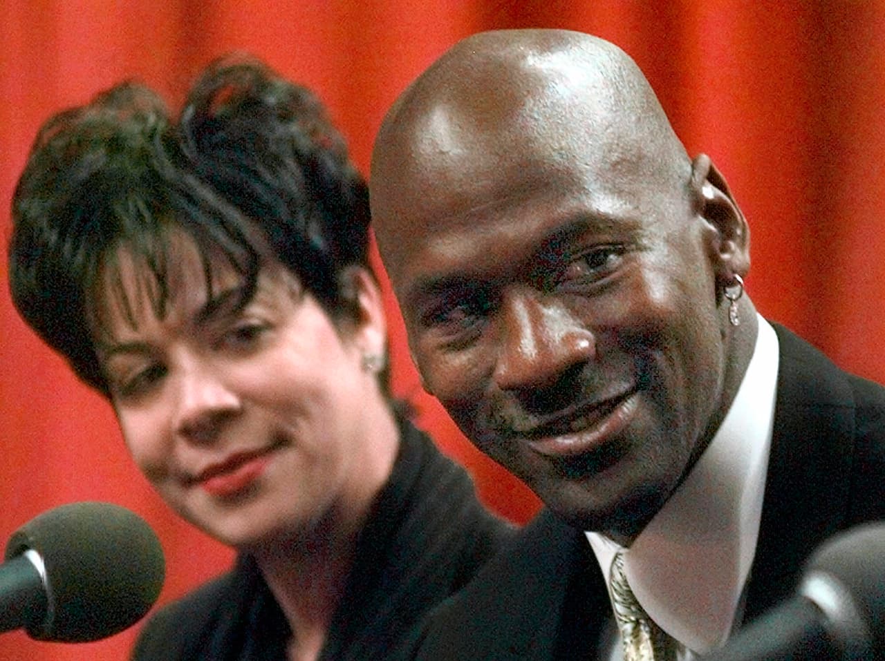 Separarse tras más de 15 años de matrimonio de su entonces esposa, Juanita Vanoy, le costó a Michael Jordan 168 millones de dólares.