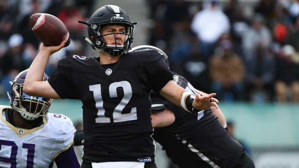 Eagles cortaron al quarterback mexicano Luis Pérez