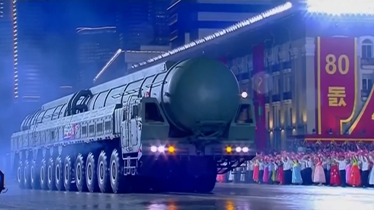 Corea del Norte presume nuevo misil que tendría la capacidad de cargar varias ojivas nucleares