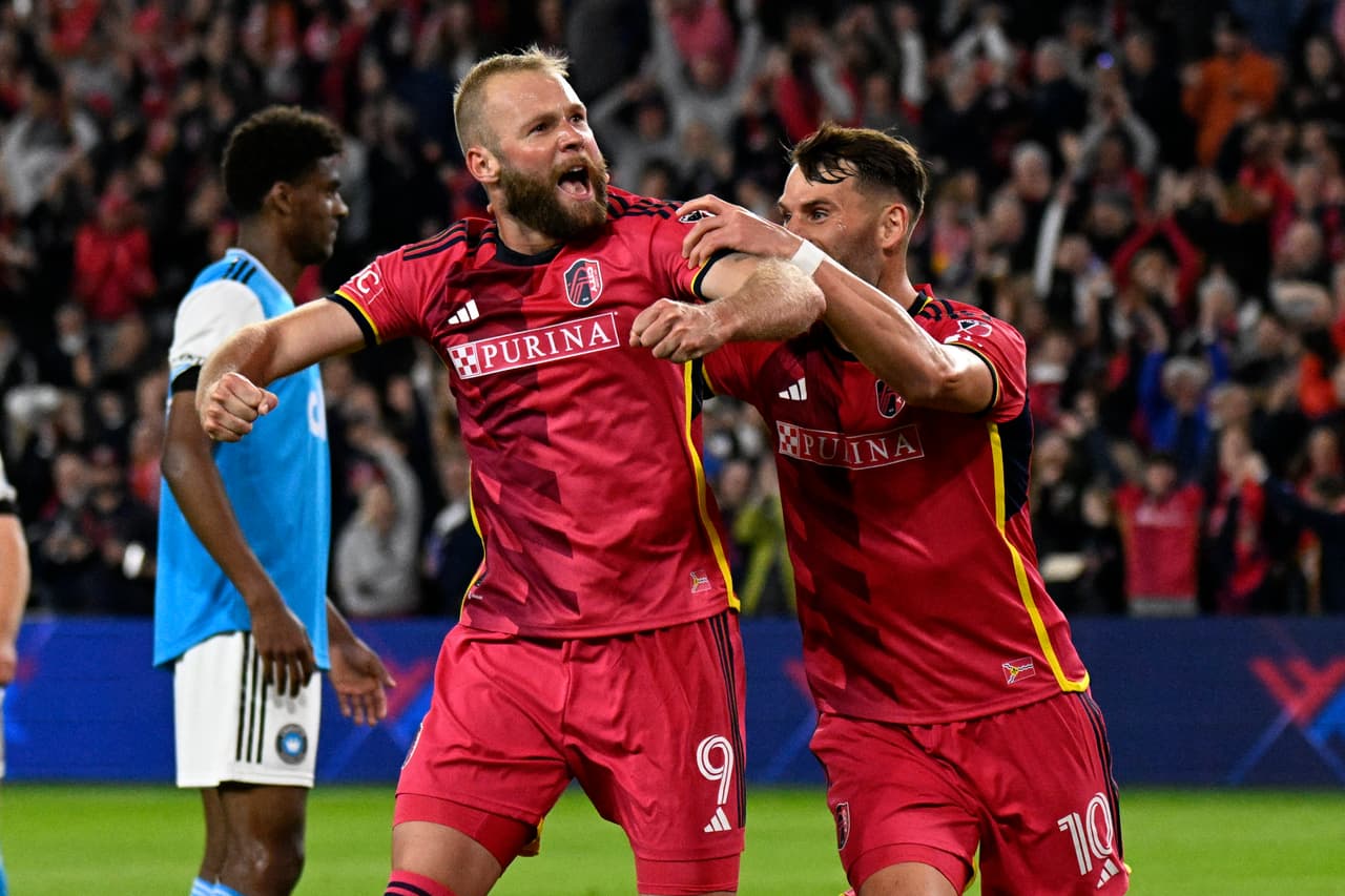 ¡Santa Klauss! Enzo Copetti se estrenó con Charlotte pero St. Louis sonrió en debut en casa