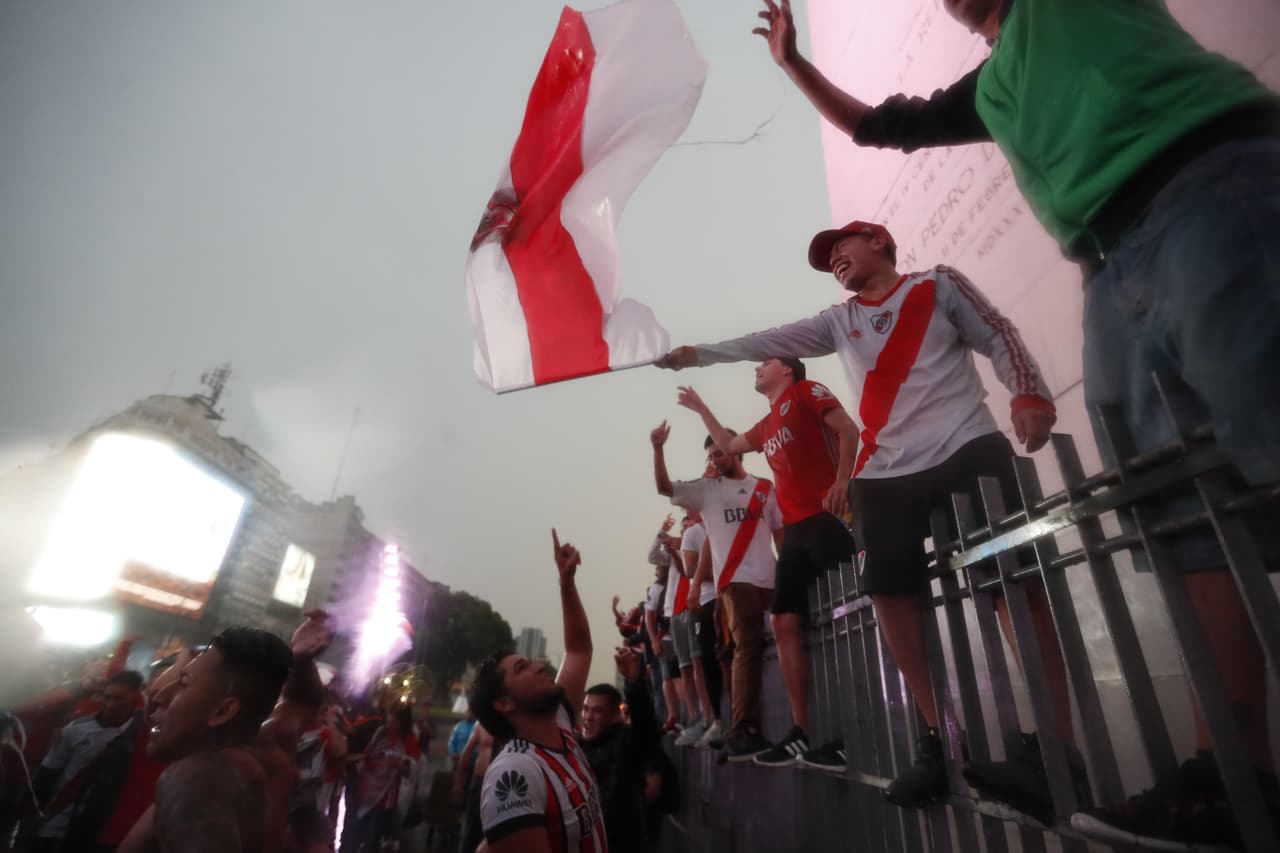En el tradicional Obelisco de Buenos Aires se dieron cita los fanáticos de River Plate para celebrar la conquista de la Copa Libertadores 2018.