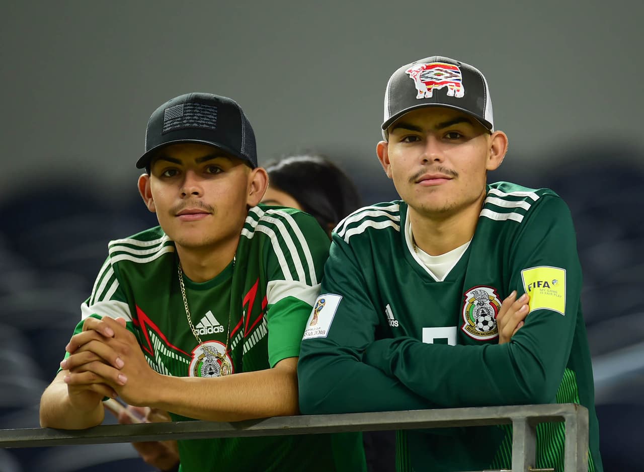 La afición mexicana, a pesar del mal clima en Dallas, se acercó al AT&T Stadium con su belleza y colorido para apoyar al Tri en el segundo partido de la Fecha FIFA, después de ganarle a Islandia en Santa Clara la semana pasada.