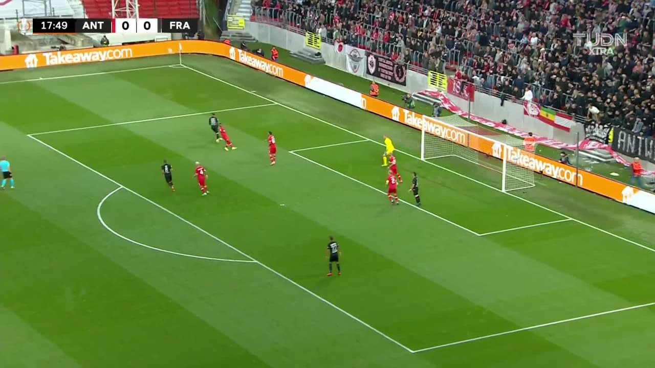 ¡TIRO ATAJADO! disparo por Filip Kostic.