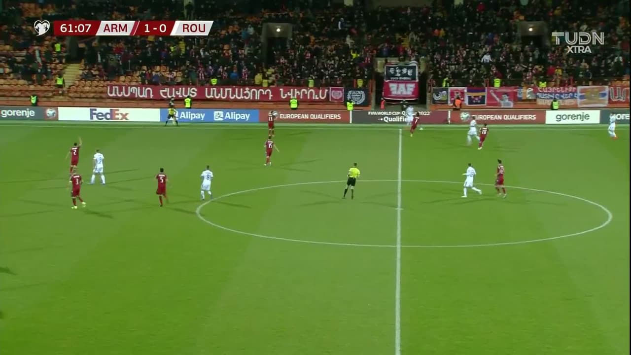 ¡GOL!  anota para Rumanía. Alexandru Cicaldau