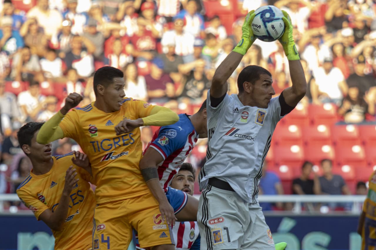 Nahuel Guzmán se queda con el balón y evita el remate de Oribe quien se anticipó bien a la marca de Hugo Ayala.
