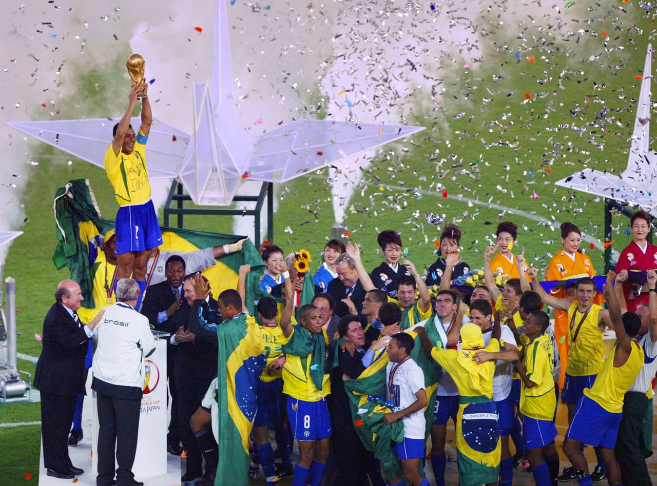 Brasil es el único pentacampeón del mundo en el fútbol, siendo así el más veces vencedor. Ganó los mundiales de Suecia 1958, Chile 1962, México 1970, Estados Unidos 1994 y Corea y Japón 2002.