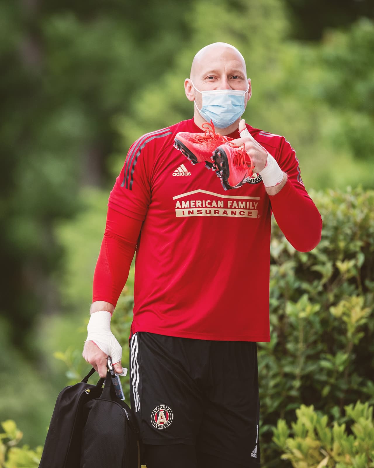 Brad Guzan, arquero de 'las Cinco Bandas' llegó al centro de entrenamiento de Atlanta United con todas las precauciones.