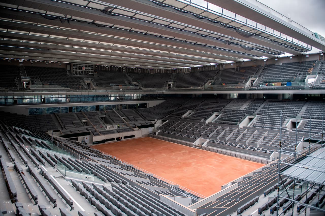 Este es el trabajo de construcción del nuevo techo del centro Philippe Chatrier en el estadio Roland Garros. Esta sede francesa se ha convertido en la última de las sedes del Grand Slam en instalar un techo retractable en su cancha principal.