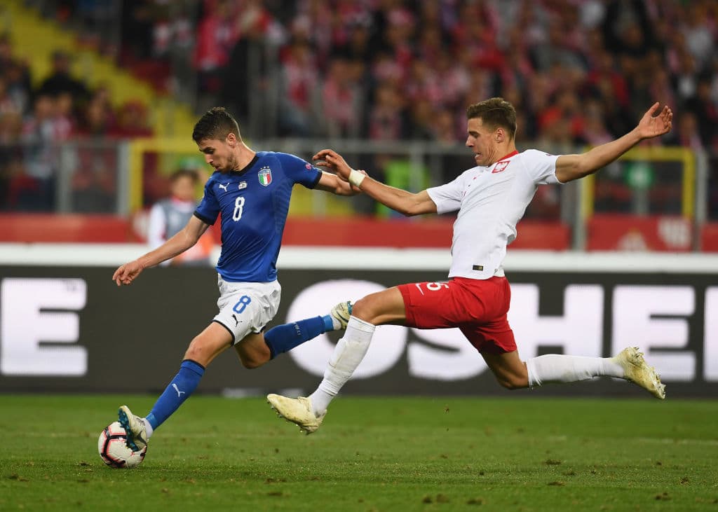 Al primer minuto de juego, el mediocampista brasileño naturalizado italiano Jorginho (izquierda) tuvo un remate en el travesaño, dejando clara la intención italiana de triunfo.