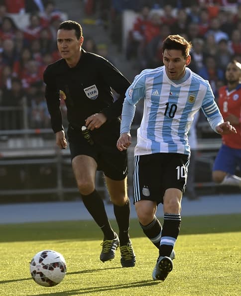 Messi trató de abrir el candado chileno pero no pudo.