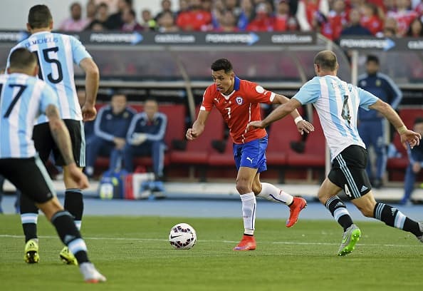 Alexis Sánchez fue muy destacado en su accionar pero bien controlado por una heroica defensa argentina.