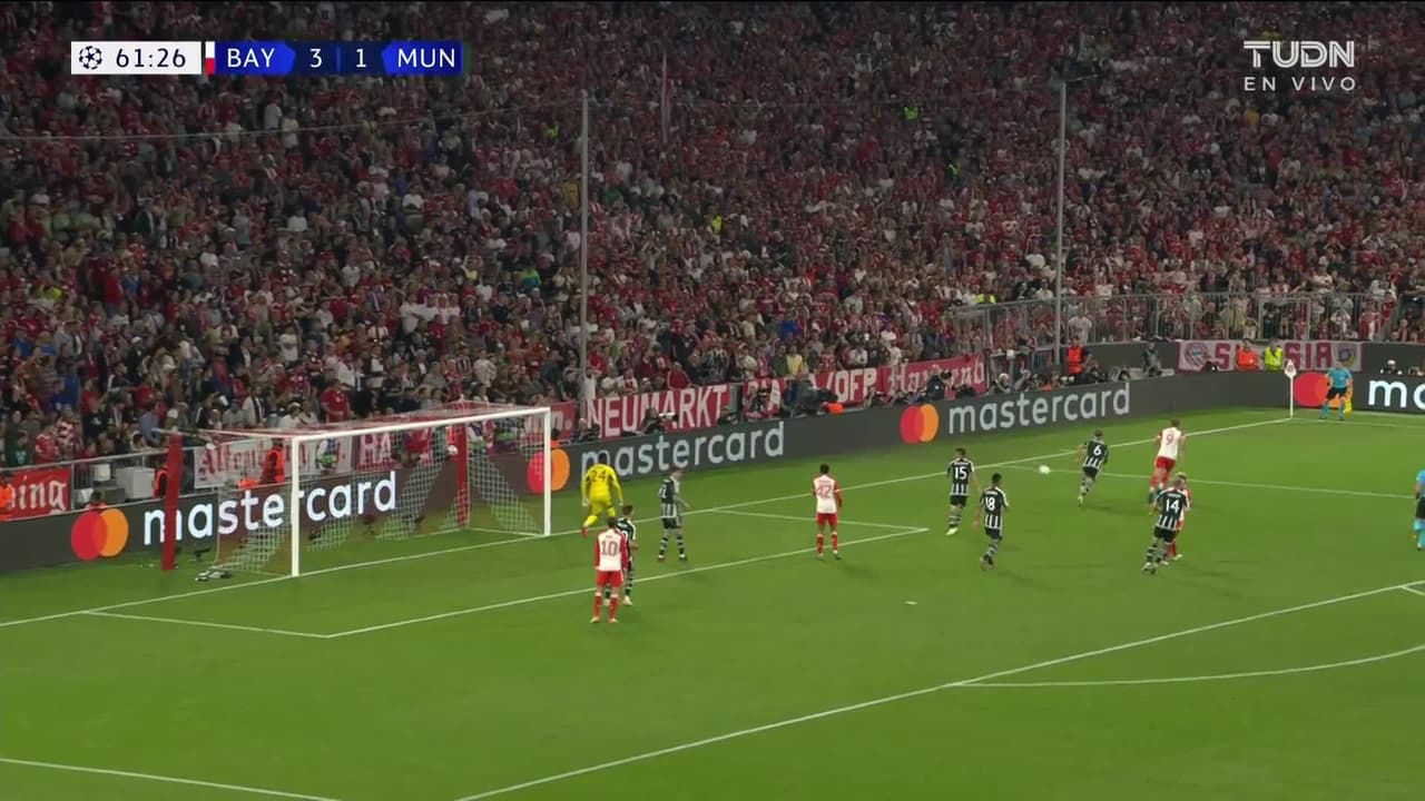 ¡TIRO ATAJADO! disparo por Harry Kane.