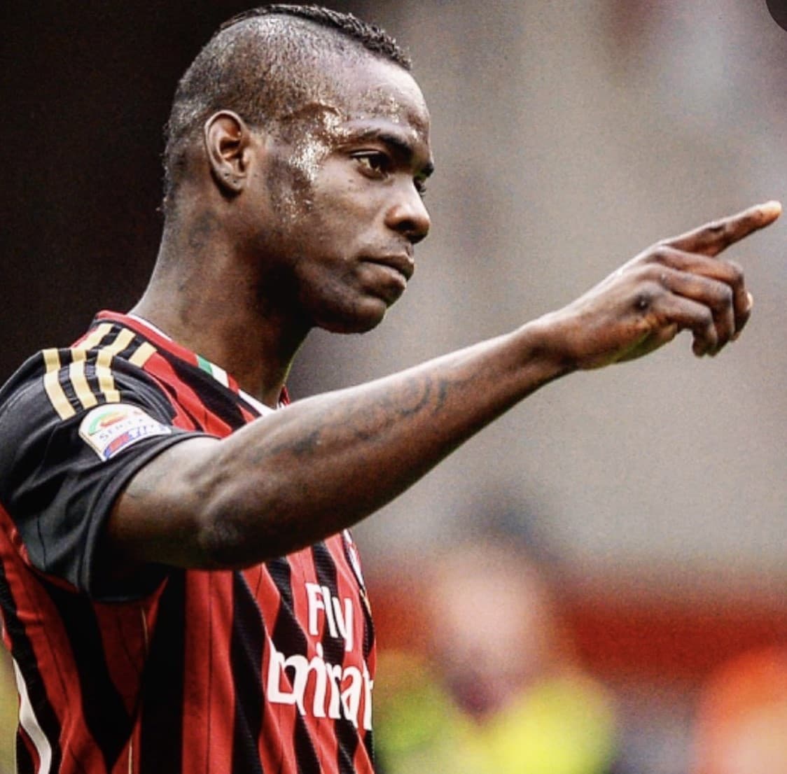 La lujosa casa cuenta con sala de cine y una alberca.