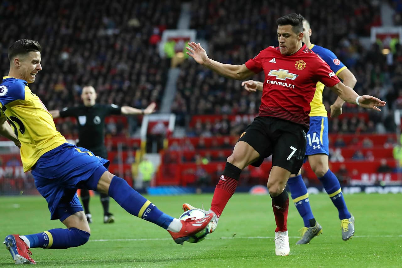 El último en fracasar con la camiseta '7' fue Alexis Sánchez, el chileno llegó como figura del Arsenal y la Premier League, pero rápido se apagó y terminó por emigrar a Italia.