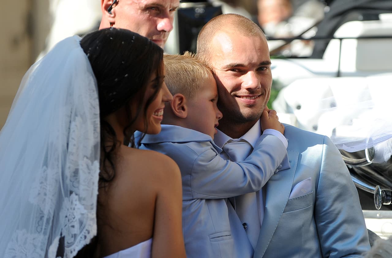 Wesley Seijder y su esposa Yolanthe Cabau tras salir de la iglesia San Giusto e Clemente en Castelnuovo Berardenga cerca a Siena (Italia) el 17 de julio de 2010.