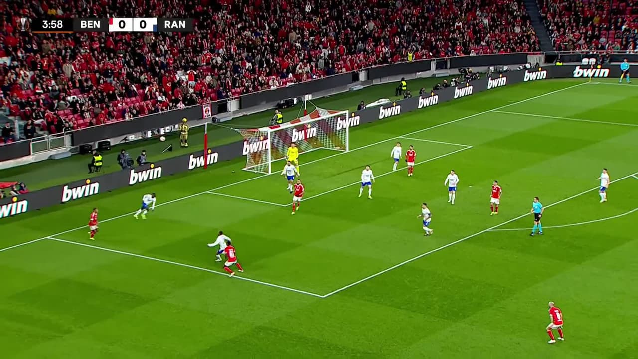 ¡TIRO ATAJADO! disparo por David Neres.