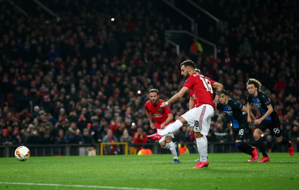 El nuevo ídolo del Manchester United, Bruno Fernandes, cambia el penal por gol, desde los 11 pasos engañando a Mignolet.