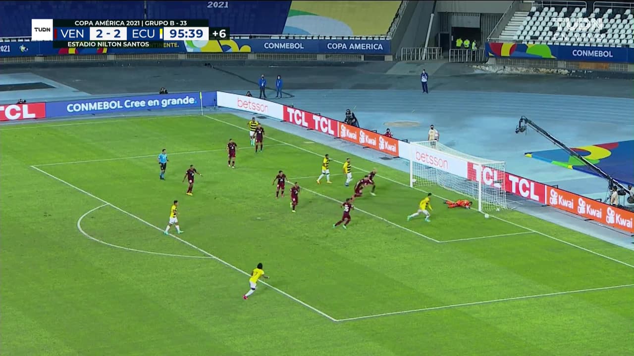 ¡TIRO ATAJADO! disparo por Gonzalo Plata.