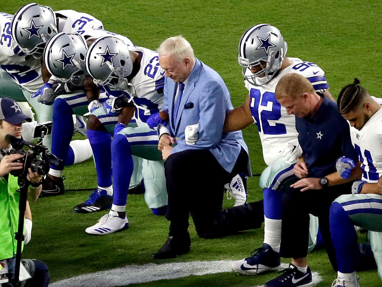 Dallas Cowboys mostraron unidad al poner una rodilla al piso antes del himno