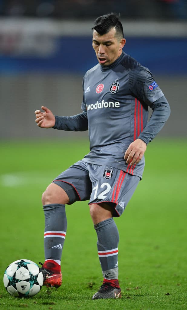 Con las selección chilena, tuvo su debut el 18 de abril de 2007, en un encuentro amistoso como visita frente a Argentina, partido que acabó 0-0.