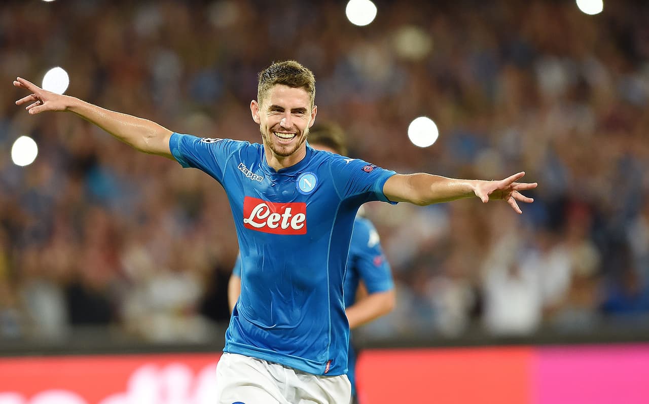 Jorginho, cuyo pase está tasado en 40 millones de euros, es el nombre que tras su campaña en Nápoles surgió como reemplazo de Iniesta en Barcelona. Vale recordar el interés de Manchester City.