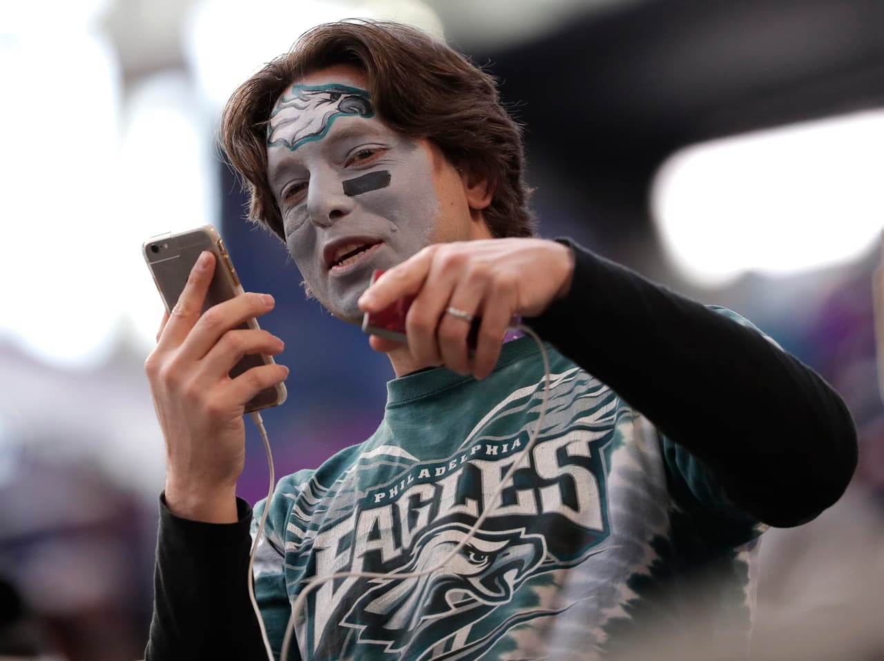 ¡Todo listo en el U.S. Bank Stadium para el Super Bowl LII! Los Patriots y los Eagles jugarán por el título de la NFL y ni siquiera las bajas temperaturas reducen la pasión de los miles de aficionados que ya están en el estadio.