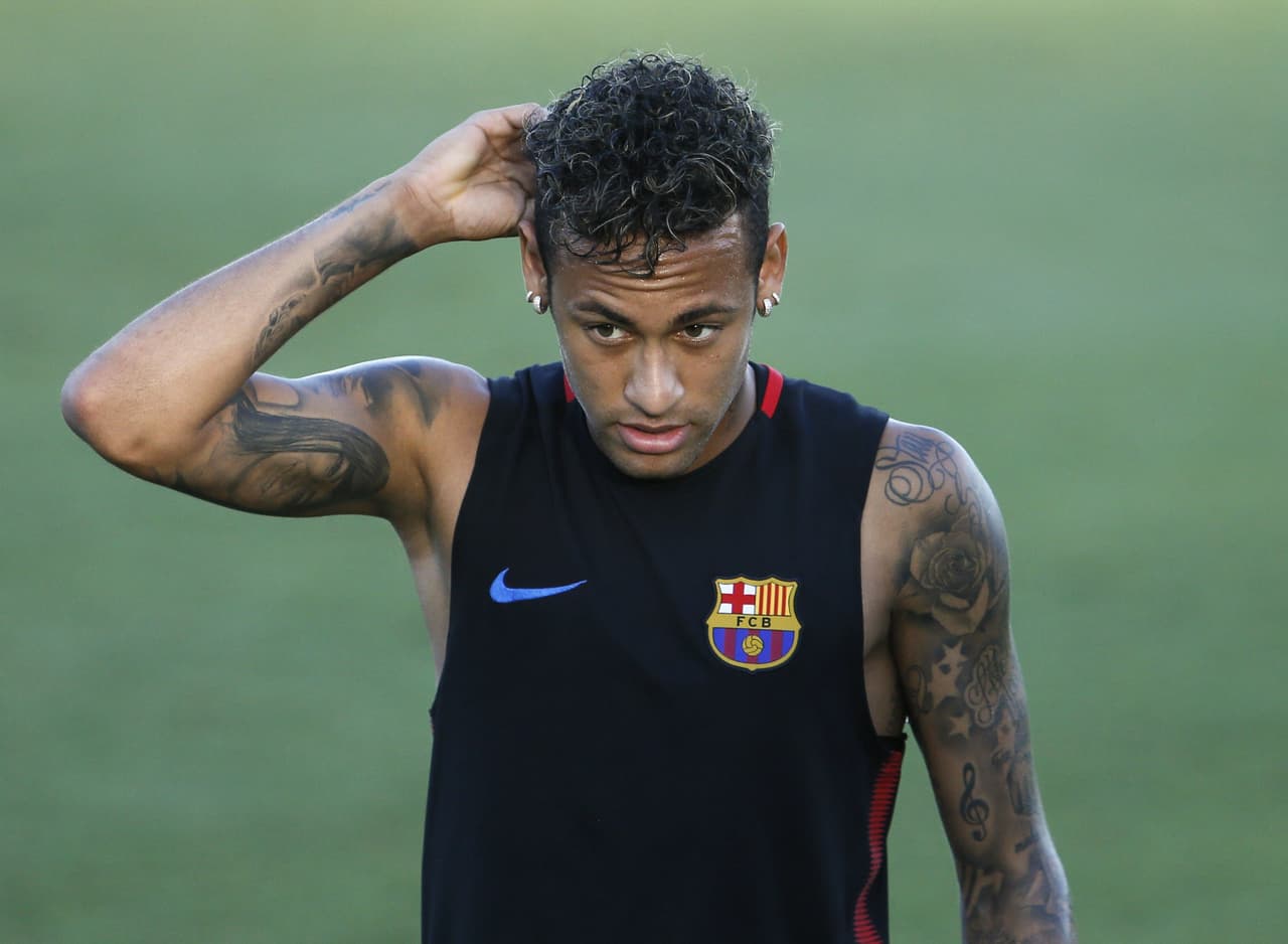La novela de Neymar empezó unas semanas atrás, cuando se supo que el PSG pagaría la clausula. En medio de eso, el jugador estuvo presente en la gira con Barcelona en Estados Unidos.