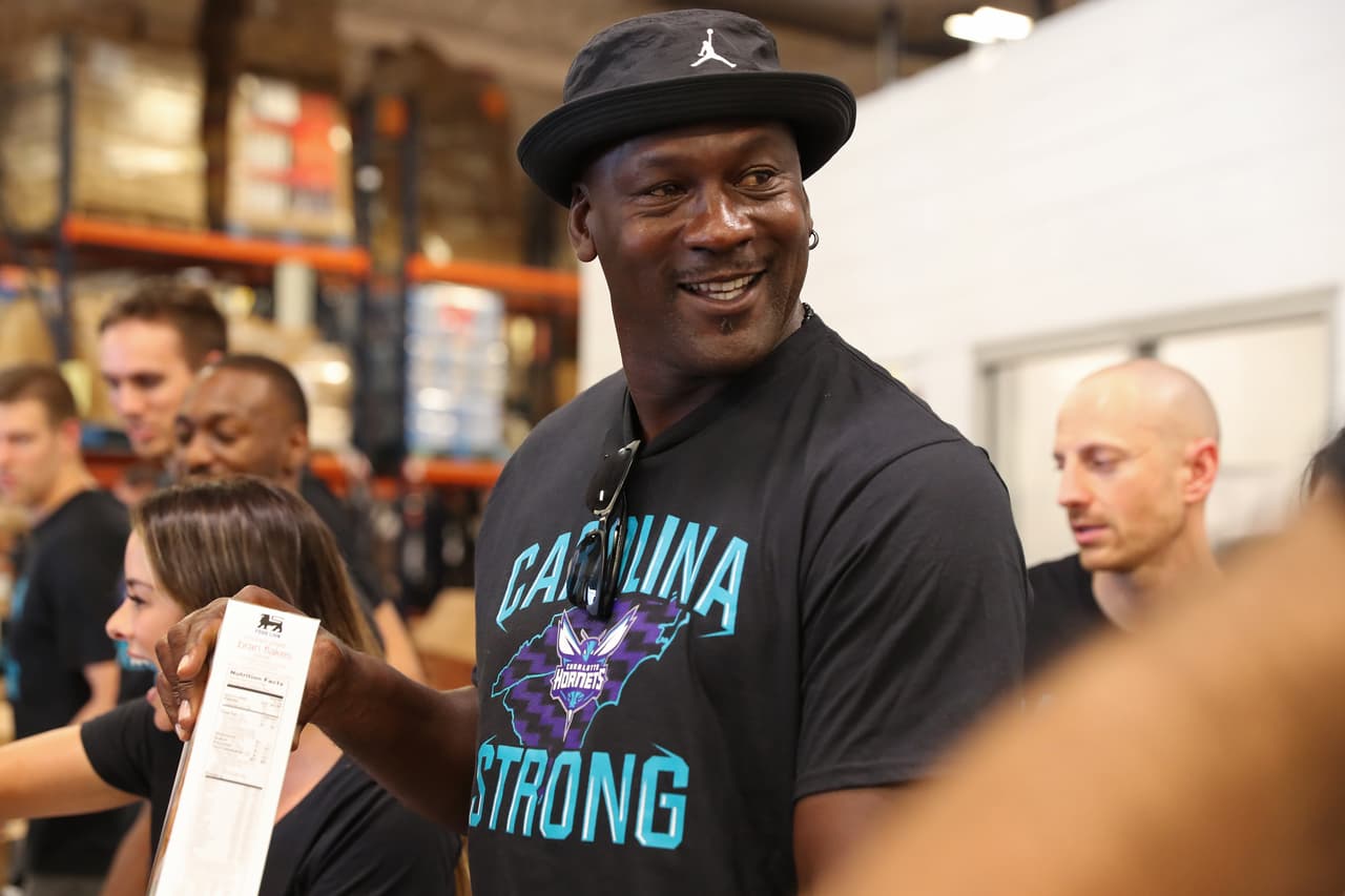 Como cabeza de los Hornets, Michael Jordan ha apoyado diversas causas locales y ha sido una mano amiga para los desastres que han golpeado a Carolina del Norte en los últimos años.