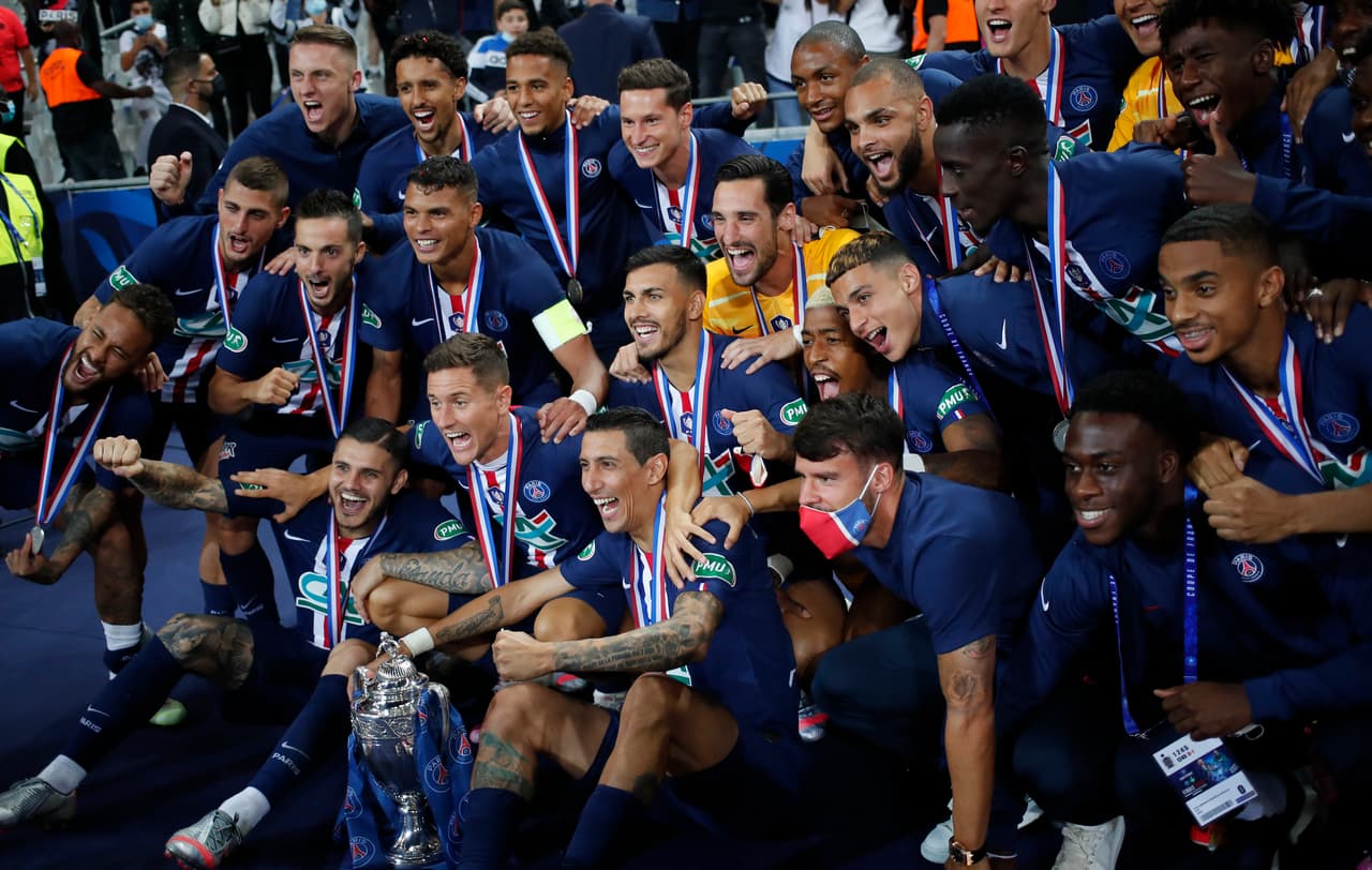 El Stade de France fue testigo de los festejos del PSG al conseguir su decimotercera Copa. El francés Mbappé festejó en muletas tras la terrible lesión que sufrió durante el partido.