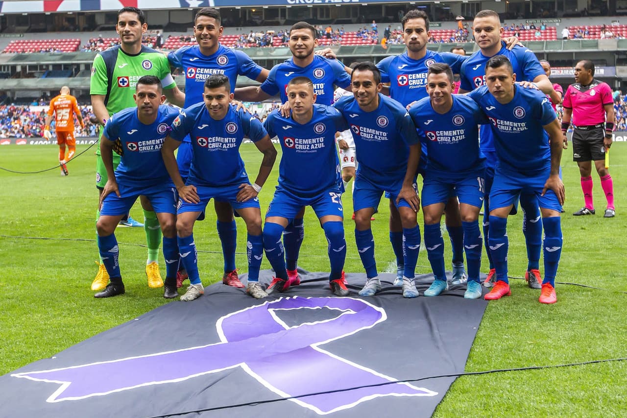<b>Cruz Azul</b>
<br>Este equipo mexicano fue fundado por trabajadores de la compañía cementera del mismo nombre, la Cruz Azul. El objetivo era tener diversas disciplinas, pero solo sobrevivó el equipo de futbol.