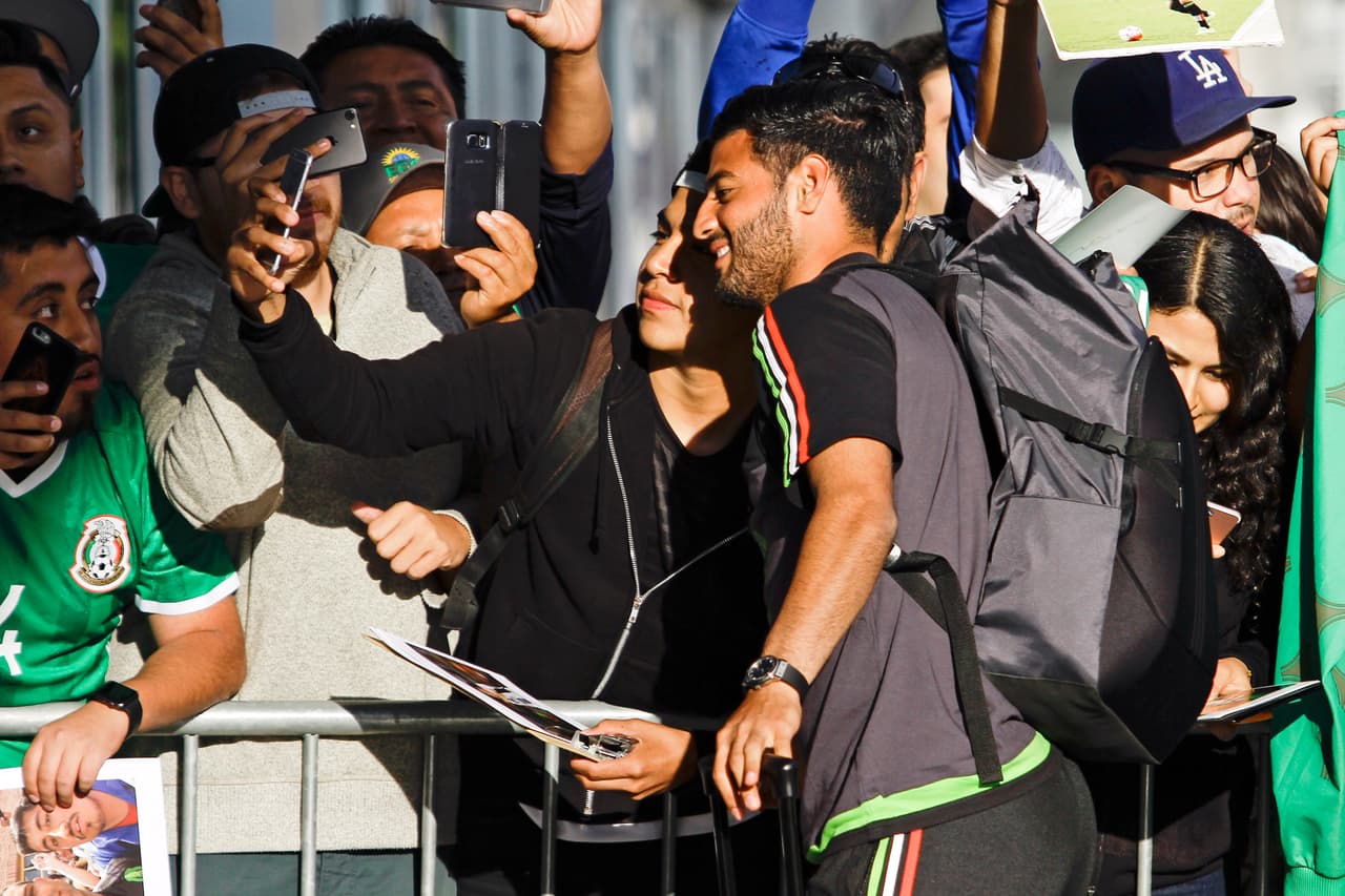 Con sombreros, maquillaje, máscaras y sobre todo, mucha actitud y mucha fiesta, la afición mexicana de Los Angeles apoyó de gran manera al TRI en su partido ante Croacia.