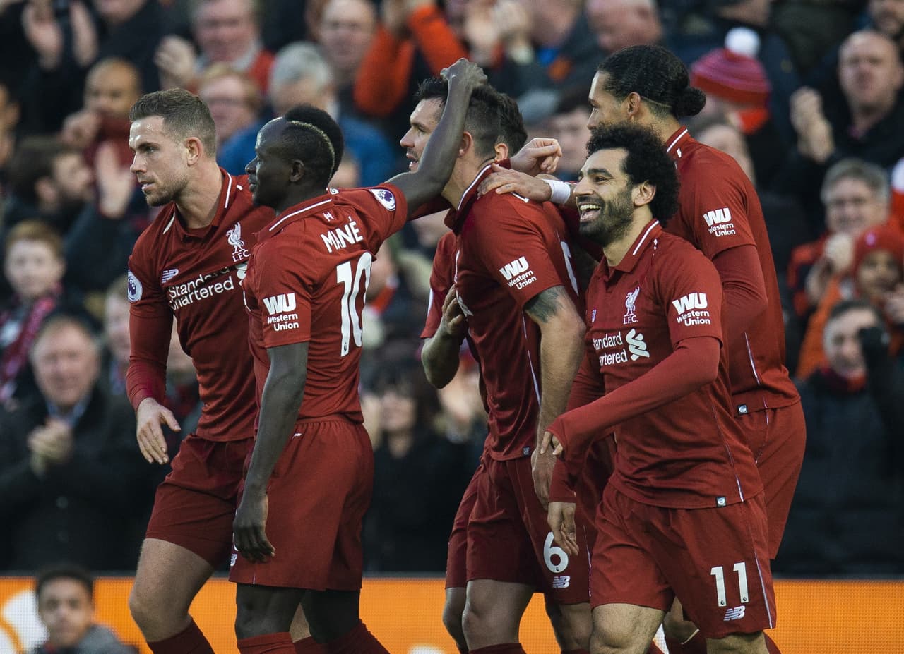 EPA4464. LIVERPOOL (REINO UNIDO), 26/12/2018.- El defensa bosnio del Liverpool Dejan Lovren (c) celebra con sus compañeros de equipo tras marcar el 1-0 durante un encuentro de la Premier League disputado ante el Newcastle en el estadio de Anfield en Liverpool (Reino Unido) hoy, 26 de diciembre de 2018. EFE/ Peter Powell/SOLO USO EDITORIAL Prohibido su uso con vídeo o textos sin autorizar, lista de equipos,logos de clubes o emisiones en directo. Publicación online limitada a 75 imágenes sin emular vídeo. No usar en casas de apuestas ni publicaciones de clubes o jugadores.