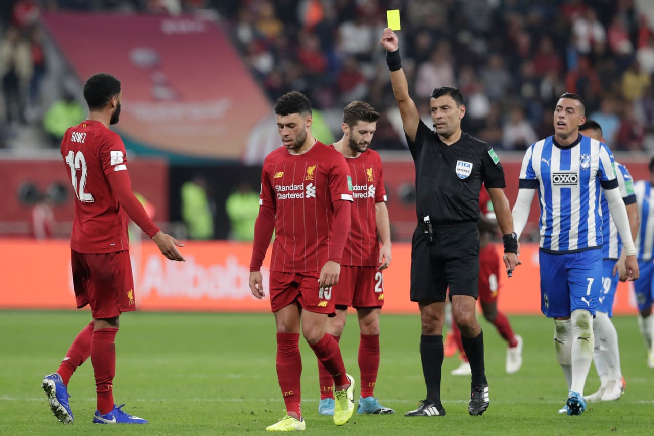 El árbitro, el chileno Roberto Tobar, juzgó diferente la jugada y decidió no amonestar de nueva al defensor inglés.