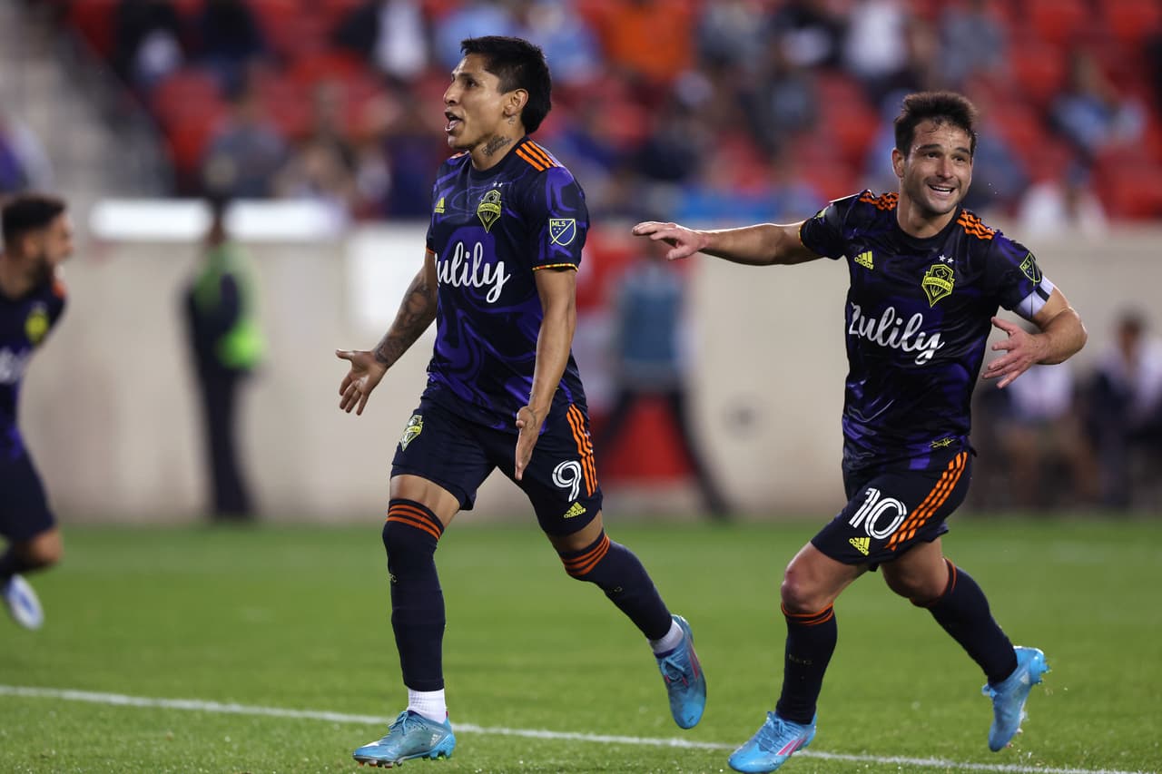 Raúl Ruidíaz y Nicolás Lodeiro impulsan a Seattle Sounders en la Liga de Campeones.
