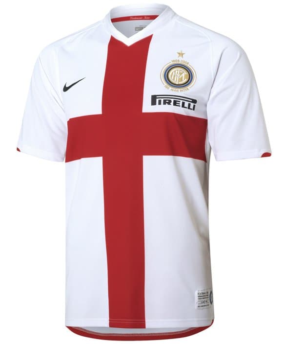 En el año 2008 el Inter de Milán tuvo de tercera equipación esta playera que conmemoraba a San Ambrosio, patrono de Milán. Fue polémica, ya que fue utilizada en la dictadura de Mussolini cuando obligaron al Inter a cambiar de nombre.