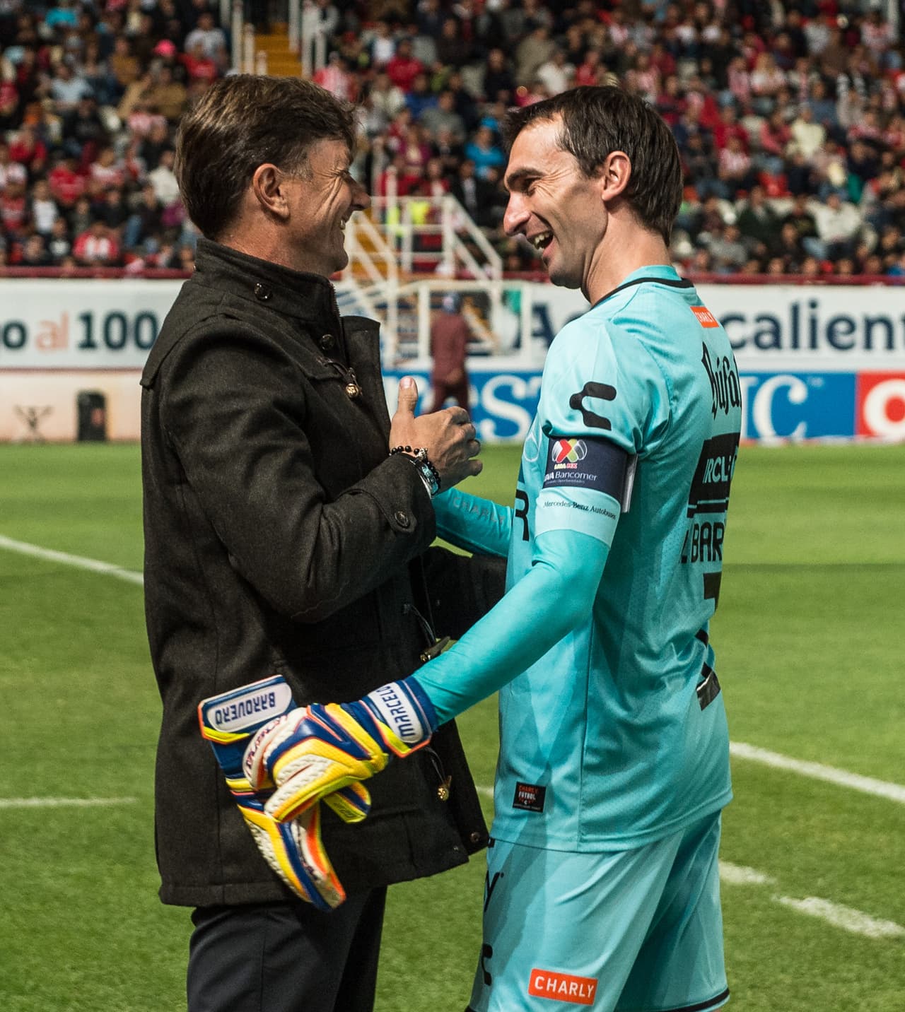 Dos grandes arqueros. Hernán Cristante y Marcelo Barovero se saludan afectuosamente previo al inicio del partido.