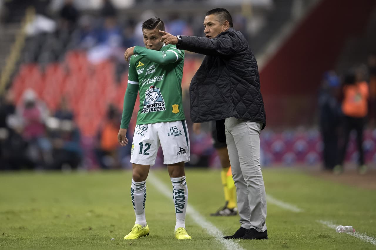 Nacho Ambriz le da instrucciones a José Rodríguez, mismas que distribuye con sus compañeros en el mediocampo.